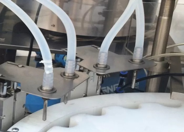 PLC kontroles ēterisko eļļu pudeļu pildīšanas mašīna
